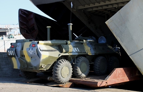 "Запад-2013": Погрузка белорусских военных на российские БДК