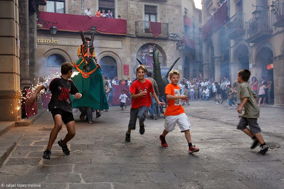 La Mulassa, amb la figura del genet Antoniu Ricu muntant-la.Festa major de Solsona.Solsona, Solsonès, Lleida