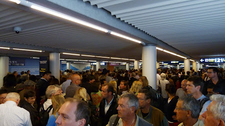 Coada la control pasapoarte in aeroportul Charles de Gaulle