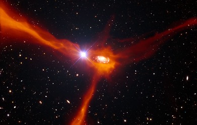 ilustração de uma galáxia acretando gás do meio circundante