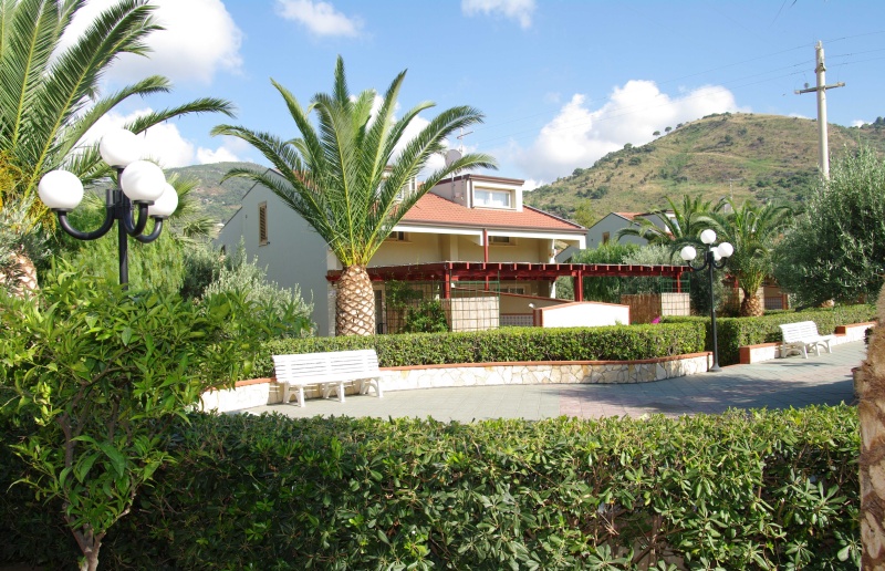 Fontana Barone A, Haushaltshilfe in Sizilien