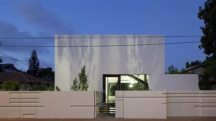 fachada-minimalista-casa-Ramat-Gan fachada-minimalista-casa-Ramat-Gan