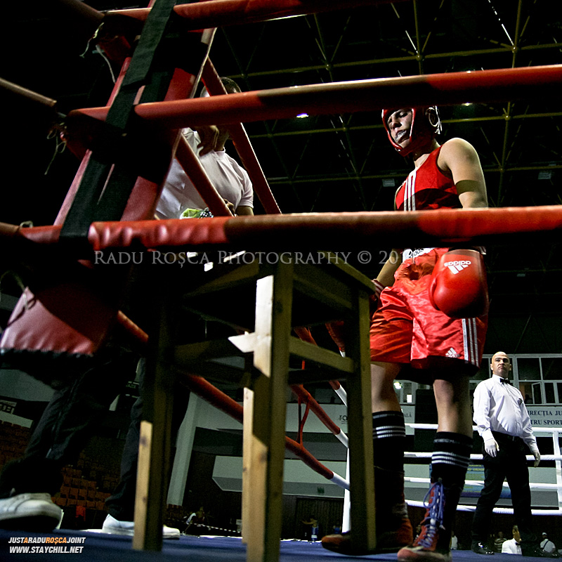 Un pugilist in timpul Campionatului National de Box ce se desfasoara in Sala Sporturilor din Targu Mures in perioada 27 iunie - 2 iulie 2011