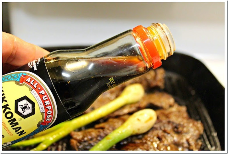 adding soy sauce to cooked meat 