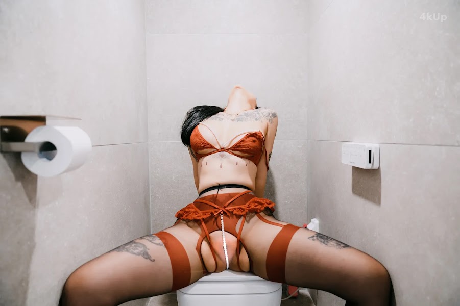 Jeon Bo-Yeon (전보연) Toilet Girl