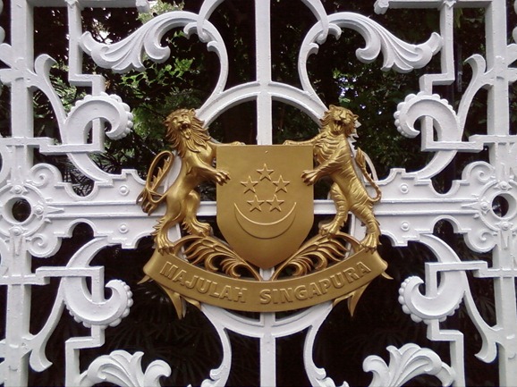 Lambang negara dari emas yang terdapat di depan gerbang istana Singapura