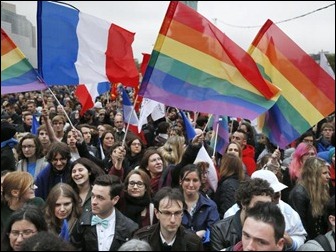 paris Milhares de pessoas festejam casamento gay
