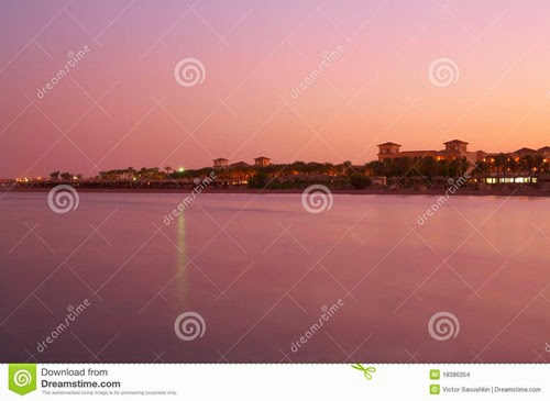 ajardine-o-por-do-sol-no-mar-vermelho-água-cor-de-rosa-céu-18386354