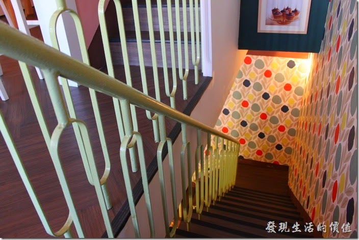 台南-PS-Cafe-Brunch。台南【PS Café Brunch】一、二樓間的樓梯，樓梯有點狹窄及陡峭，使用舊式的鐵欄杆，牆面上有著鮮艷的壁紙。