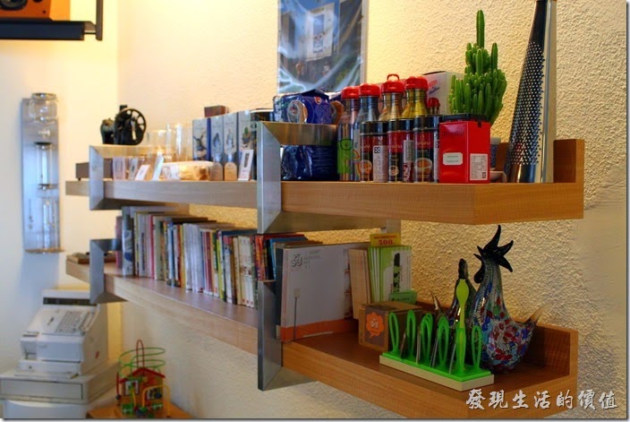 台南 Noi coffe（河內咖啡）的牆上飾品，也有各式的書籍。