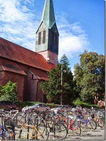 51-Heidelberg. Bicicletas en la puerta de la universidad (St Peterkirche) - P9020085