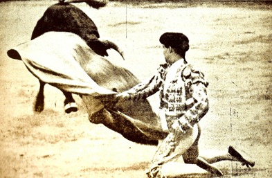 1910-08-21 San Sebas Rafael el Gallo Larga cambiada de rodillas 001
