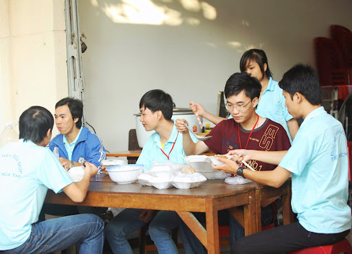 Tình nguyện viên ăn sáng sau khi các em đã được đưa đến trường thi an toàn