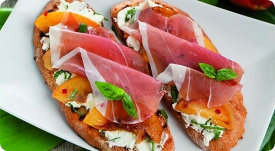 Crostoni con caprino, pesche e prosciutto crudo Crostoni con caprino, pesche e prosciutto crudo