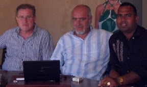 Da sinistra: Mirto Bassoli, segretario provinciale Cgil; Antonio Mattioli, segretario regionale, e un lavoratore Gfe nel presidio in Provincia di giugno