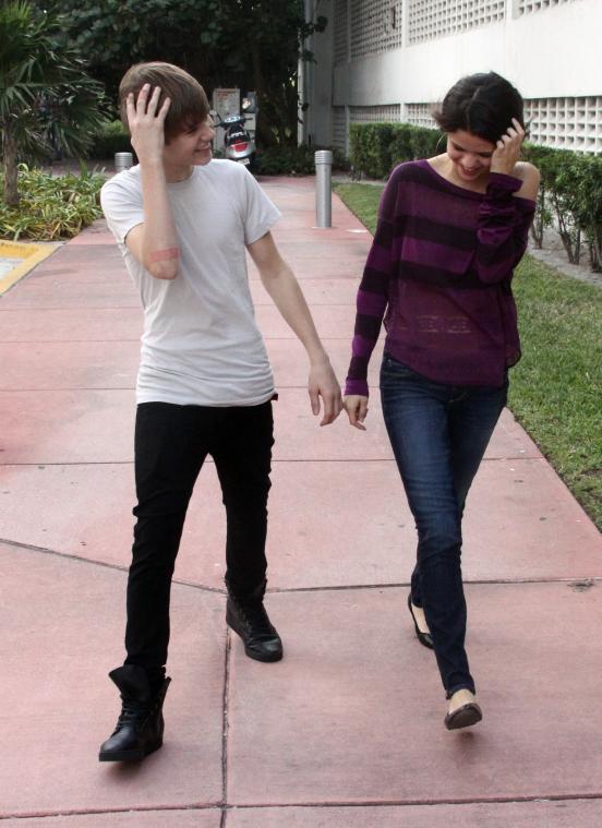 Selena Gomez Pregnant Thumbgal