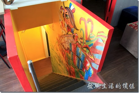 台南-帕里諾咖啡。這是連接一、二樓的樓梯間，有許多色彩鮮艷的手工彩繪。
