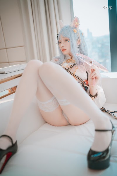 DJAWA Photo – Bambi (밤비) Le Chat Porte un Qípáo