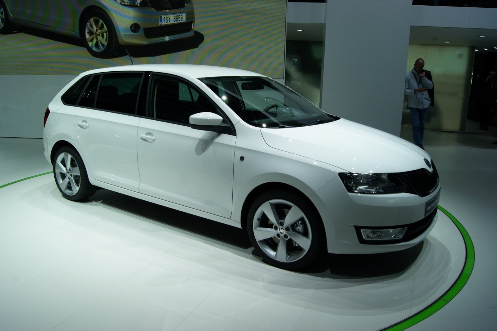 [2014-Skoda-Rapid-Sportback-9%255B2%255D.jpg]