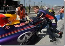 Sebastian Vettel spinge la Red Bull in Bahrain