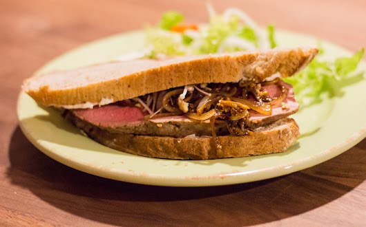 Hubert Hudson lukke utilfredsstillende Restemad: Sandwich med kold kalveculotte og løgrelish med svampe