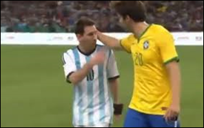 Messi ofuscado por la derrota no saluda como debe ser a Kaká
