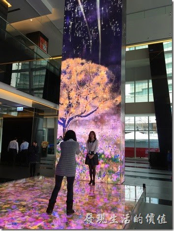 南港-中信總部-A棟一樓的互動光牆，一邊是瀑布影像，與鯉魚嬉戲，一邊是美麗的花草與繽紛的花朵隨波逐流。