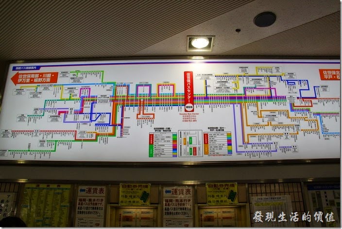 日本北九州-佐世保2博多。候車室的看板有密密麻麻的車站及行車資訊，看得我眼花撩亂的。