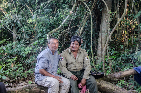 Des Yungas au Beni - Patrick B. (à gauche). Laguna Azul (Reserva de Pilón Lajas, Beni, Bolivie), 30 octobre 2012. Photo : C. Basset