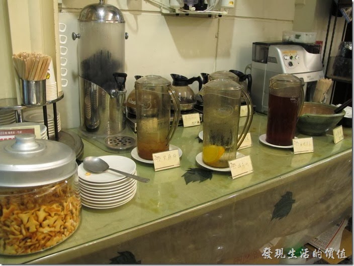 台南-碧蘿春炭索餐坊。「碧蘿春炭索餐坊」的自助式飲料吧！有養生熱飲，也有養生冷飲，更有咖啡，讓客人自由取用。