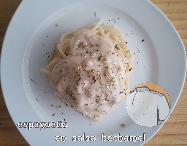Espaguetis en salsa bechamel