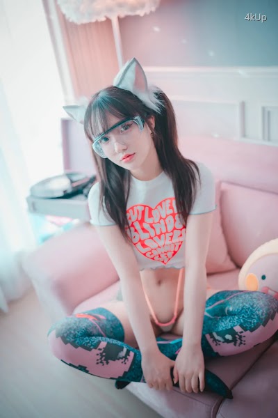 DJAWA Photo – Son Ye-Eun (손예은) Retro Gaming Girl