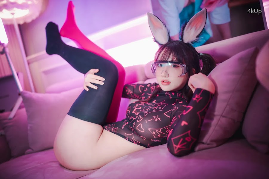 DJAWA Photo – Son Ye-Eun (손예은) Retro Gaming Girl