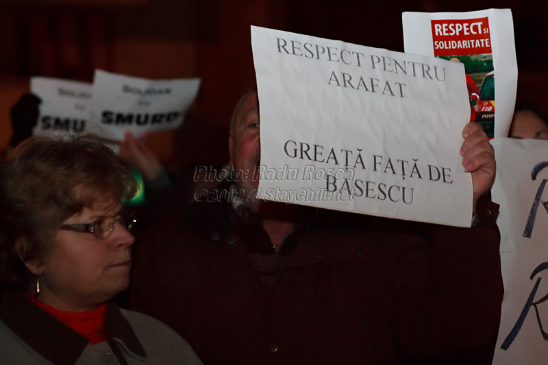Un protestatar afișează un mesaj de solidaritate la mitingul spontan de susținere a fostului subsecretar de stat în Ministerul Sănătății și a serviciului de urgență SMURD, desfășurat în municipiul Tîrgu Mureș, joi 12 ianuarie 2012.