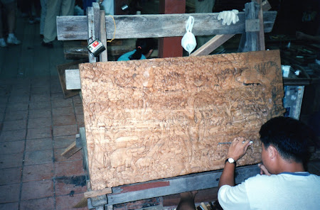 Arta Thailanda: sculptor in lemn