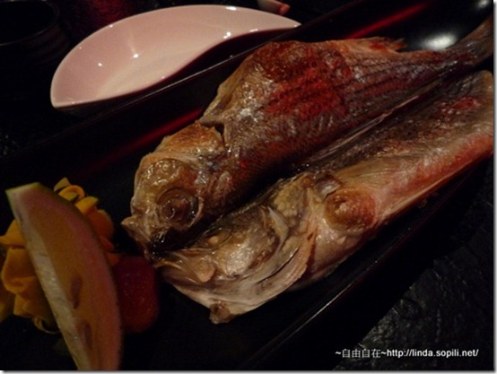 強肴-豪哥-一夜干鮮魚,看起來很普通,一條魚剖半