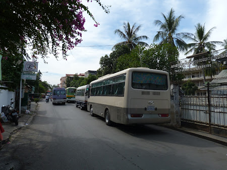 Khmerii rosii Phnom Penh: autocare parcate langa gardul muzeului