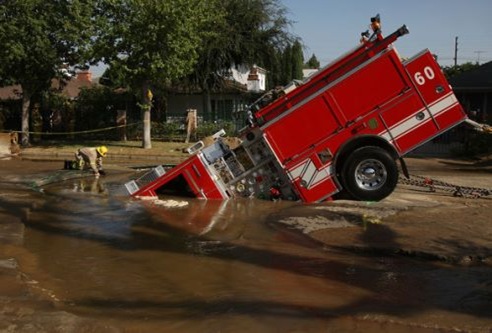 Fire Truck Trapped Giant Sinkhole K-fHbFpXsGLl