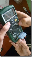 Medición de la capacitancia capacitor ceramico Usando un Tester digital medimos la capacitancia de un capacitor cerámico