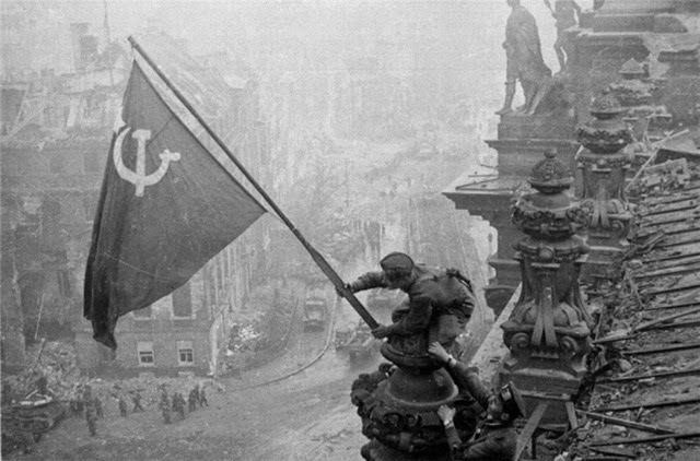 [18633_world_war_2_soviet_flag_in_berlin%255B5%255D.jpg]