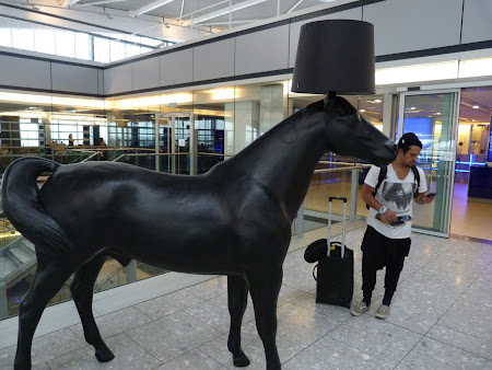 Statuia calului din Heathrow (cu o veioza in cap)