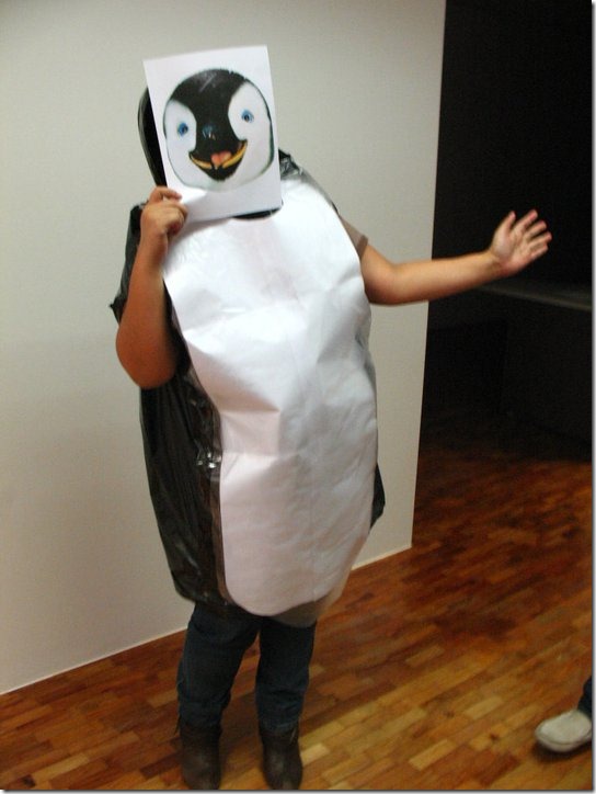 pinguino con bolsa de basura