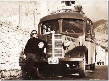 Ο  Γ.Μποβι'ατσης καμαρώνοντας  μπροστά  στο  Μποβιατσαίϊκο λεωφορείο ( 18 ρι ) που  είναι  αραγμένο μπροστά συο Καραμητσαίϊκο σπίτι
