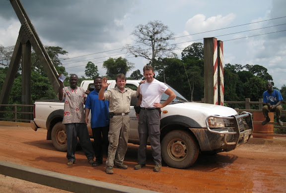 Pont sur la Tanoé. Henrik Bloch & Jan Flindt Christensen. Ghana, 22 décembre 2009. Photo : Henrik Bloch
