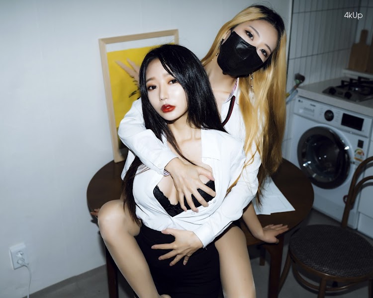 Mona (모나) & Jucy (쥬시) – Loveholic & Moon Night Snap