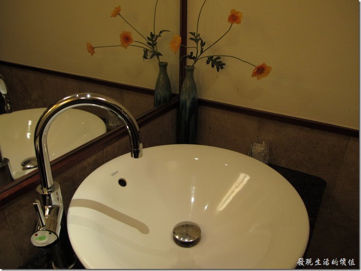 惠州-康帝國際酒店。浴室內的洗臉盆。