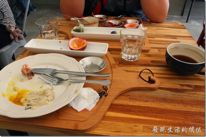 台南-晚起餐館(get late)。吃完早午餐後杯盤狼藉的樣子，桌子其實有點小，上癮料的時候服務生應該要順便把桌子整理乾淨才是。