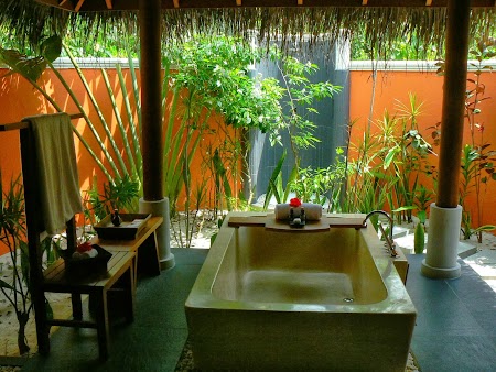 Luna de miere Maldive: baie in aer liber