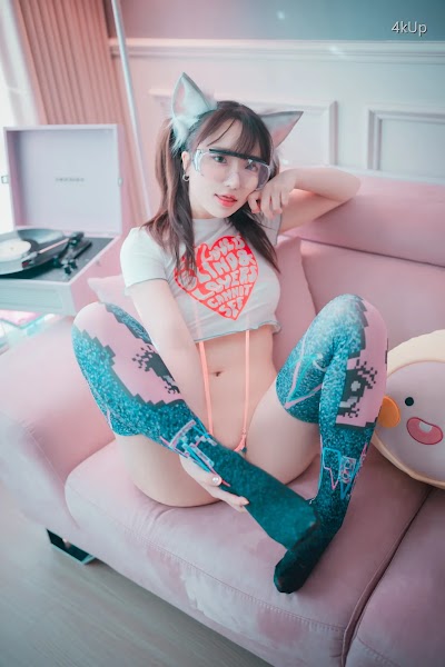 DJAWA Photo – Son Ye-Eun (손예은) Retro Gaming Girl