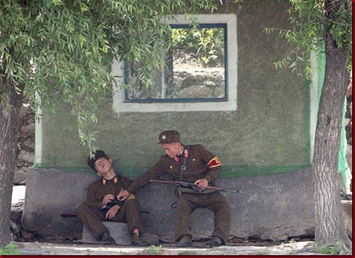 Tentara Korea Utara mengganggu temannya yang tertidur